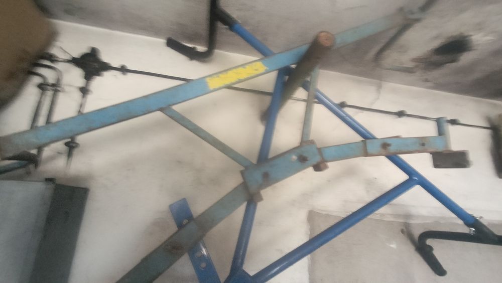 Kleszcze Jazon wzdłużne do krawężników już wysłużone ale nadal sprawne drugie to chwytak  do korytek ściekowych mimal zakres od 40-80cm.