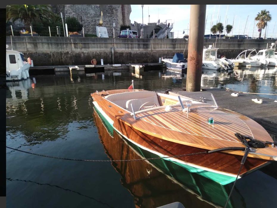 Barco de fibra e madeira motor Volvo Penta V6
