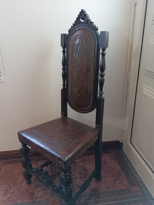 Mobília de Sala de Jantar Clássica – Mesa, Aparador com Cristaleira e 8 Cadeiras