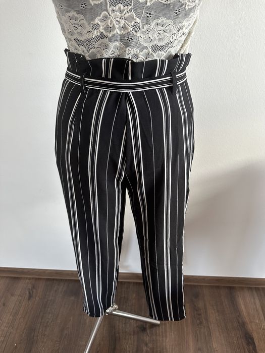 Spodnie zwiewne wiązanie kokardka pionowe paski czarne kuloty na lato