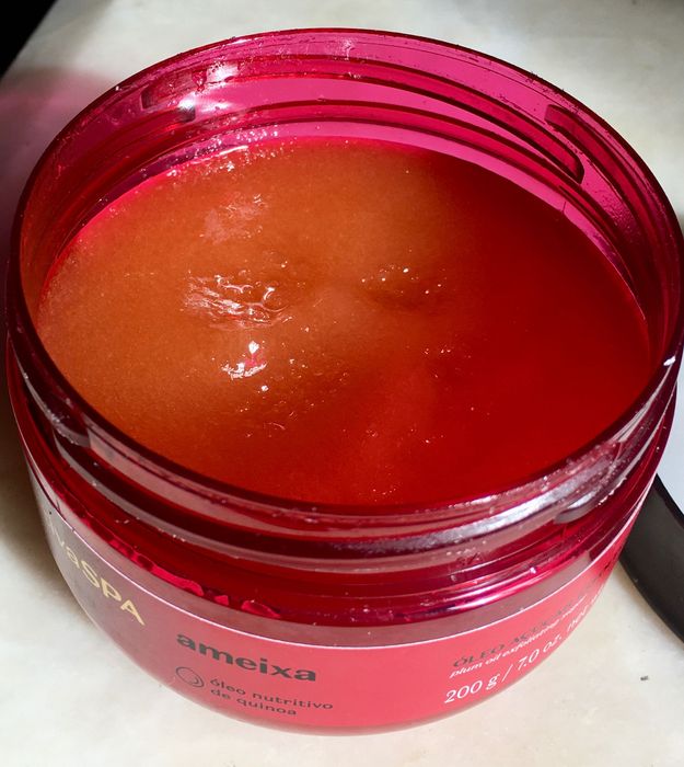 Esfoliante para o corpo- mulher - o Boticário cheiro ameixa