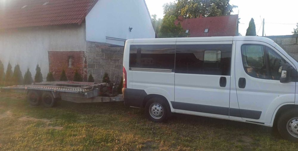 Wynajem busa 9 osobowego z laweta