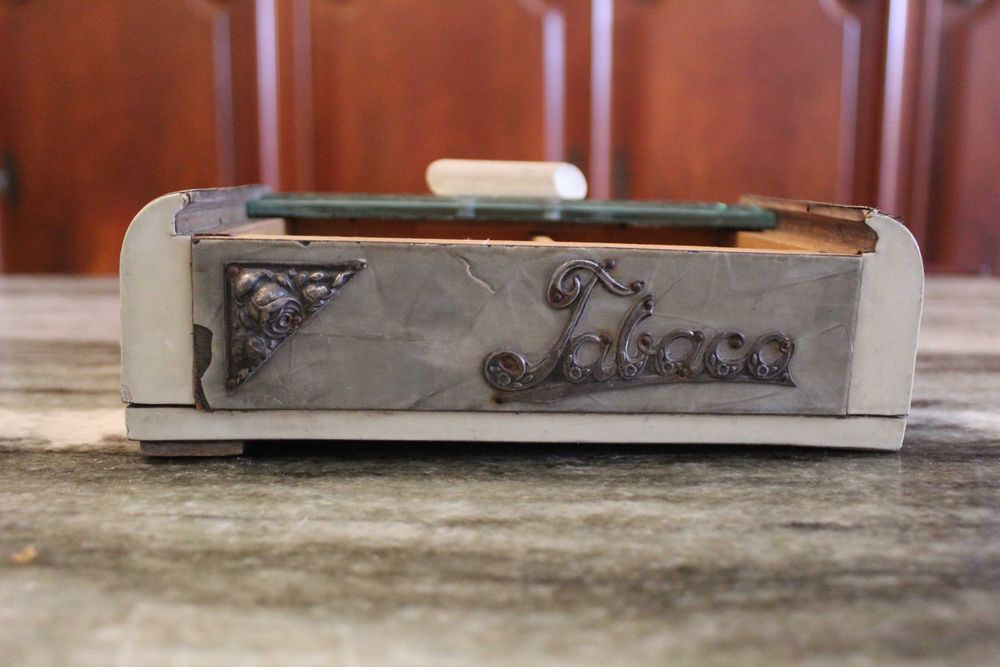 Caixa de tabaco de madeira com aplicações em prateado e madrepérola.