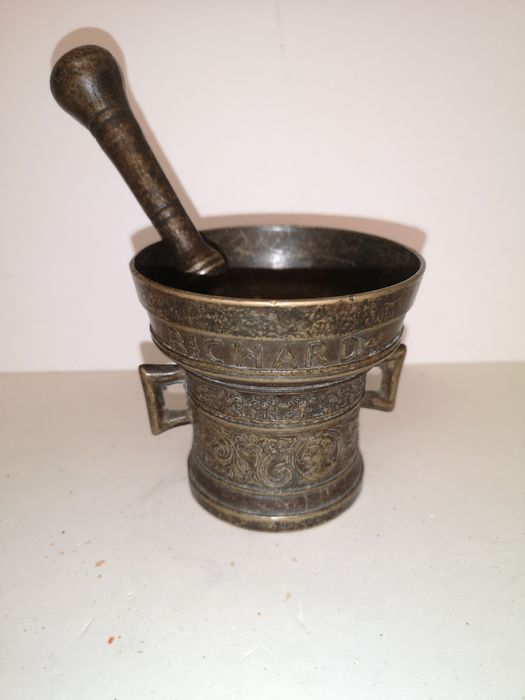 Zdobiony moździerz z brązu