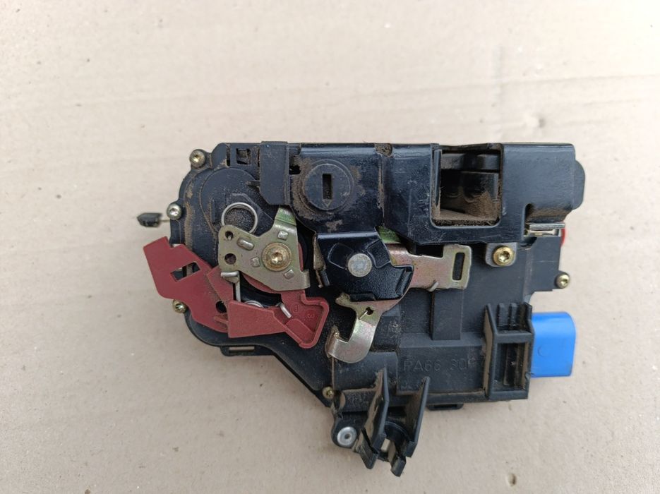 Замок задньої правої дверки Touran