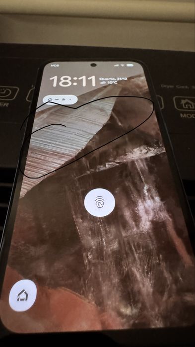 Pixel 8a com ecrã com risco