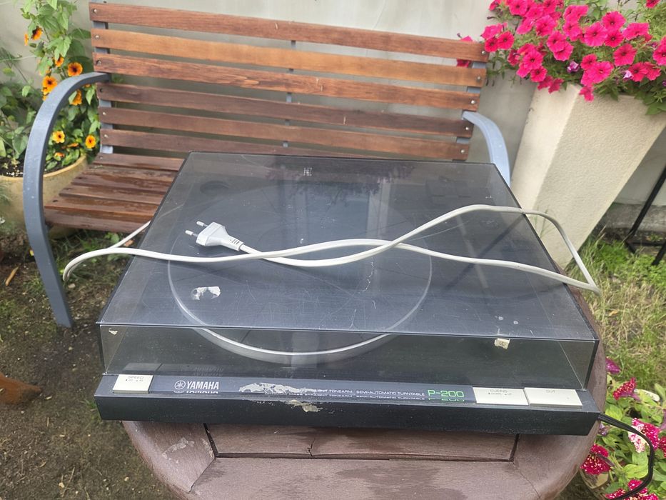 Gramofon Yamaha P200