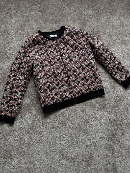 Продам куртку на весну- осінь