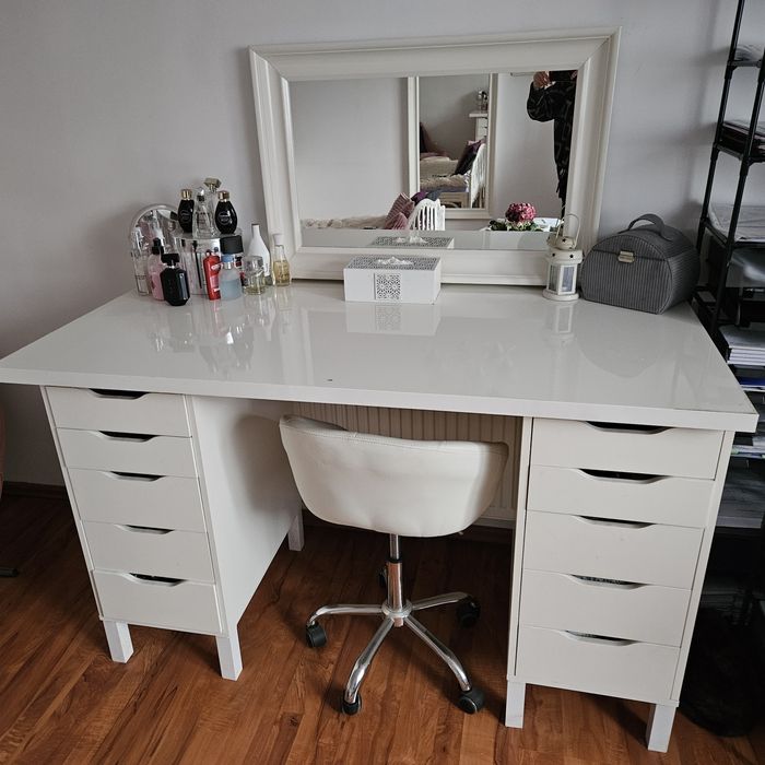 Piękna toaletka Ikea z lustrem i fotelikiem