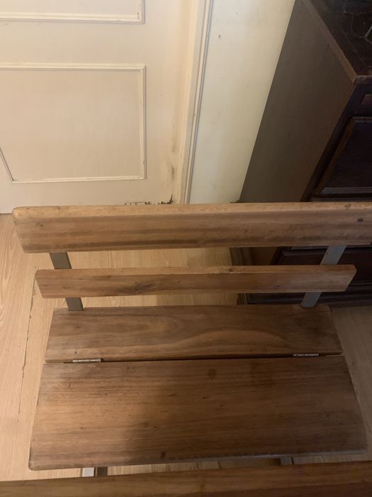 Secretaria escolar dos anos 50  muito estimada e totalmente funcional. Estava no quarto do meu neto, mas  ele já não cabe.Estou a refazer o quarto .