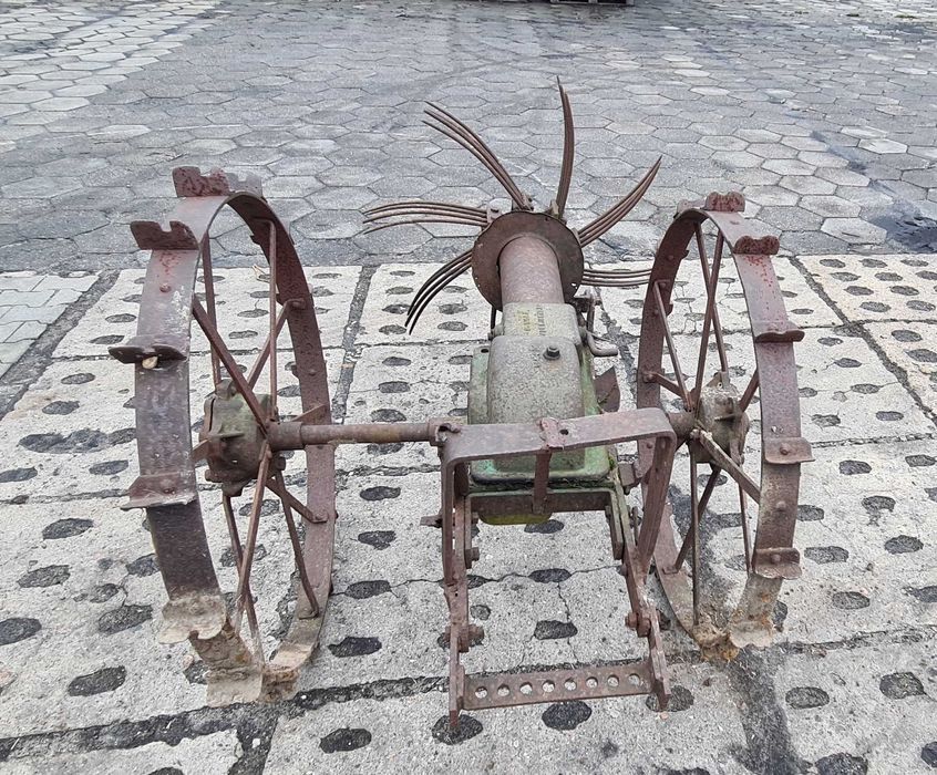 Zabytkowa maszyna do ogrodu  kopaczka do warzyw