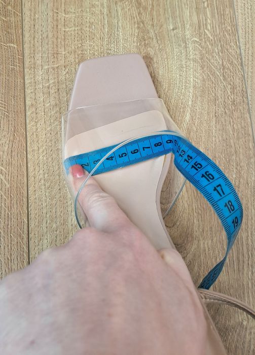 Бежевые женские босоножки на прозрачном каблуке с завязками