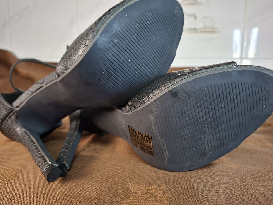 Sandálias pretas de salto com efeito pele cobra – elegantes