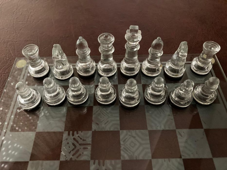 Chess Set with Transparent Plastic Pieces464799512983644161