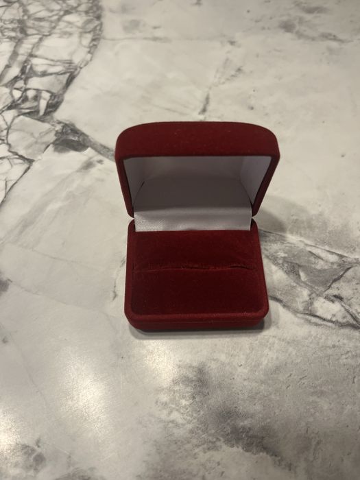 Pudelko na obraczki pierscionek bordowe czerwone welur