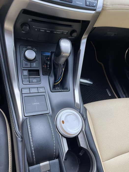Автомобіль LEXUS