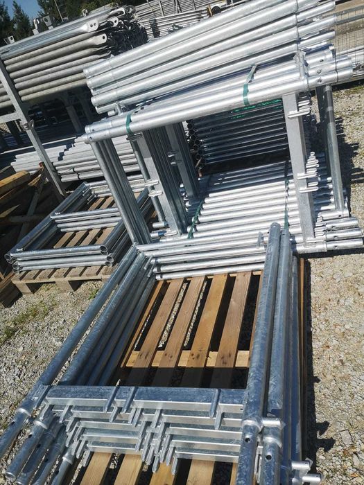 Lekkie rysztowanie aluminiowe na szczyt 8,30 wysokośc x 12,5 m długość Plettac podest 2,5m nowe kompl