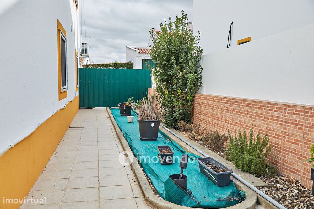 Andar de Moradia T2, com pátio generoso e garagem, em Évora