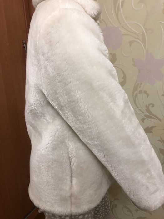 Полушубок білого кольору