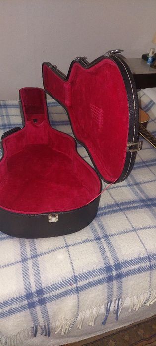 Violão com braço folk