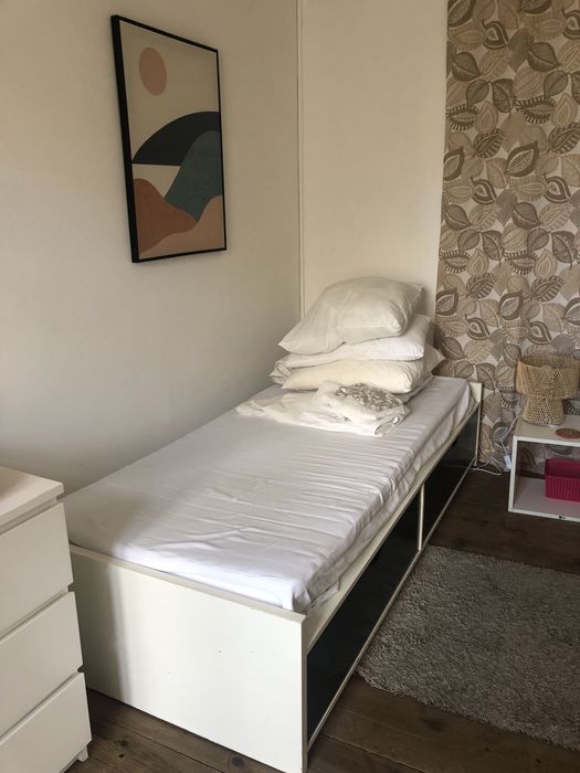 Quarto com muita luz , proximo do Jardim da Estrela.