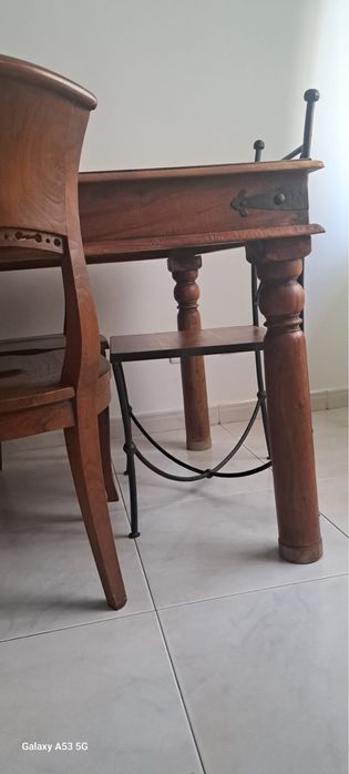 Mesa de madeira com cadeiras
