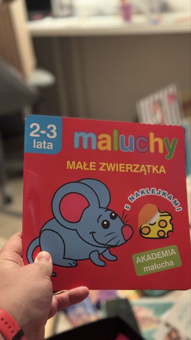 Ksiazeczka Maluchy male zwierzatka z naklejkami