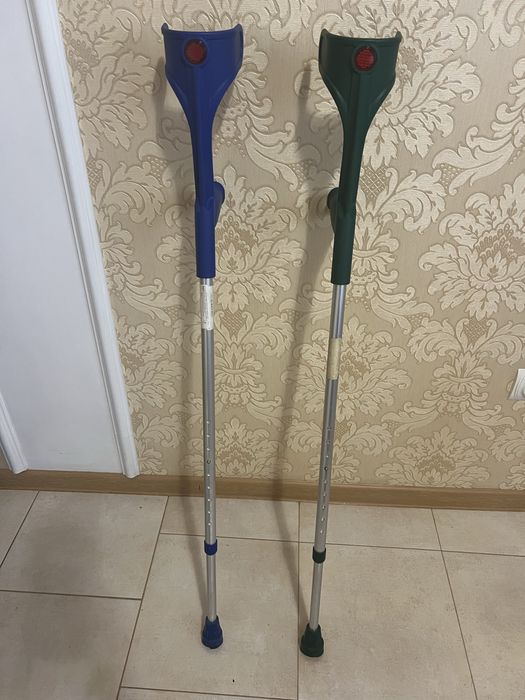 Костилі милиці підлокітні. В наявності один синій!