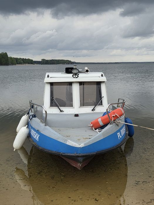 Łódź kabinowa z silnikiem 100 KM Yamaha
