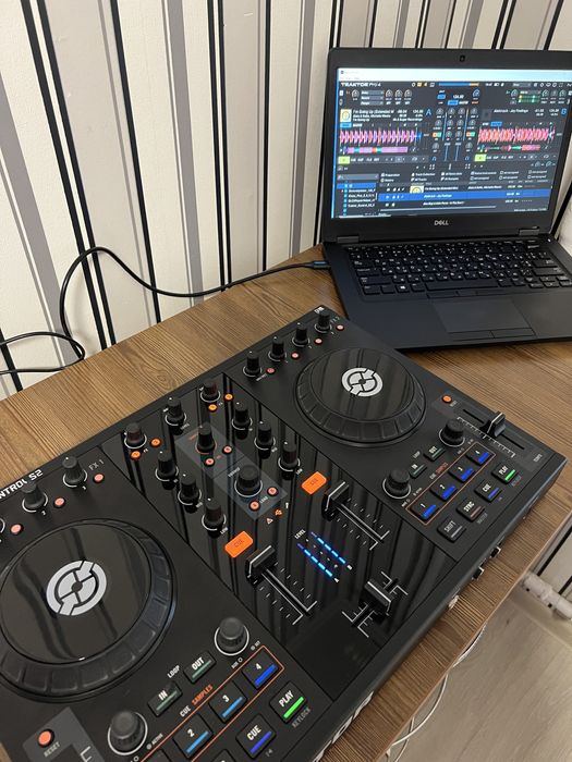 Native Instruments Traktor Kontrol S2. Dj контроллер