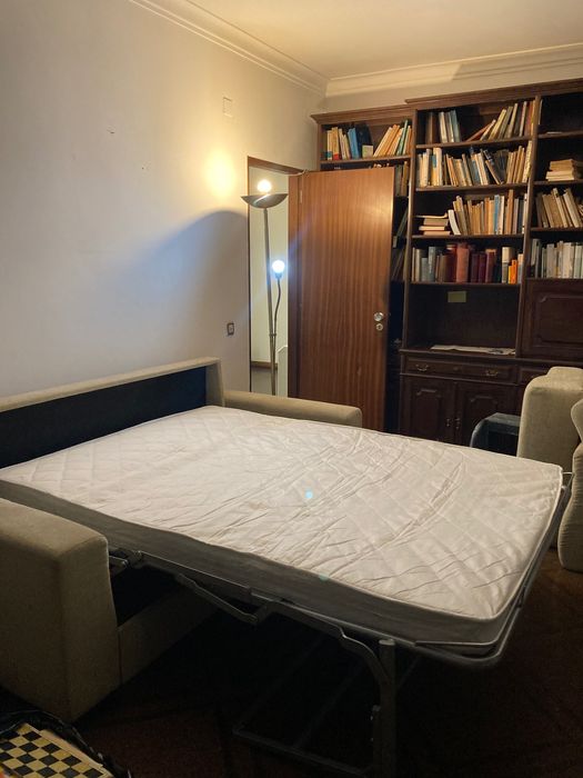 Sofá-cama bege com design moderno