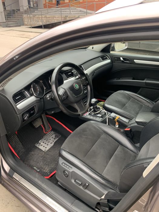 Шкода суперб 2011 року випуску дизель універсал шкіра алькантара