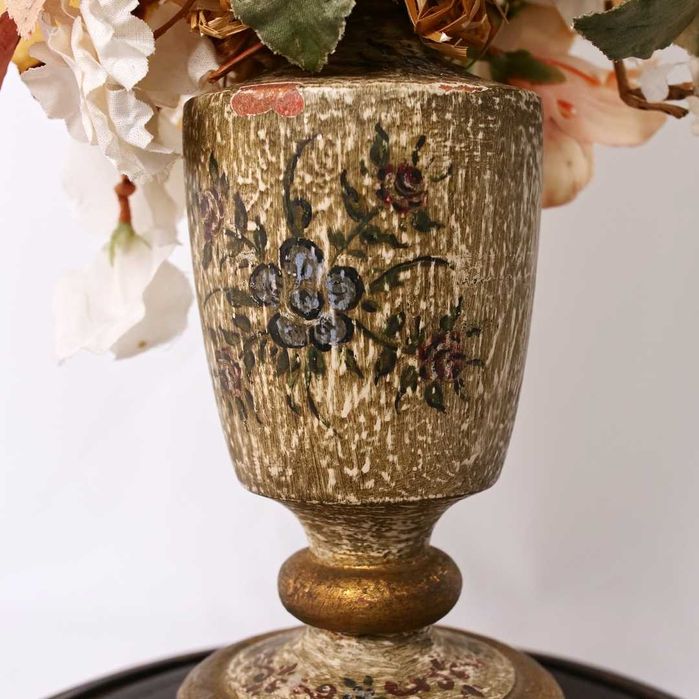 Antiga redoma de vidro com arranjo floral em tecido do século XIX
