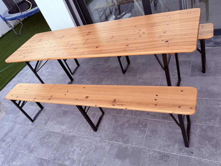 Mesa com dois bancos - exterior