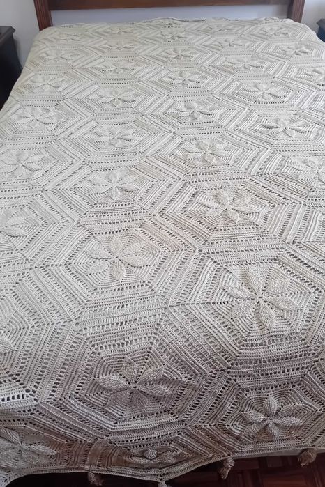 Colcha em croché feita à mão anos 70 em beje