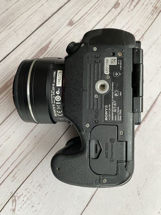 Фотоапарат Sony Alpha 77 з двома обʼєктивами та спалахом