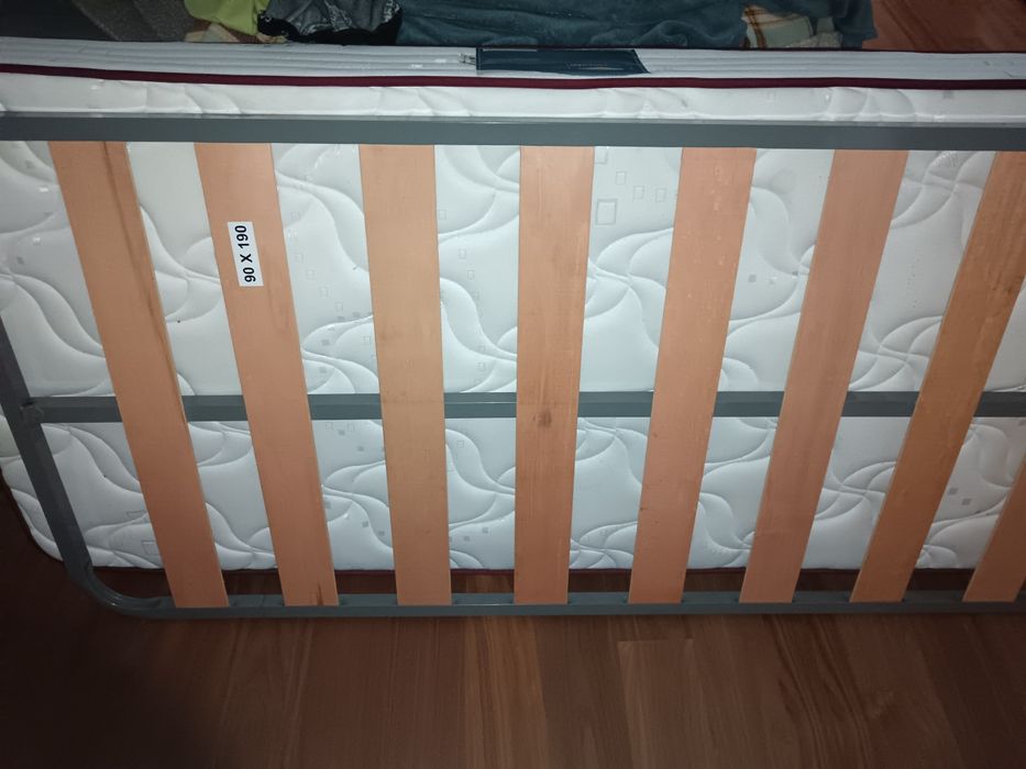 Cama de solteiro com colchão, estrado e com gavetas