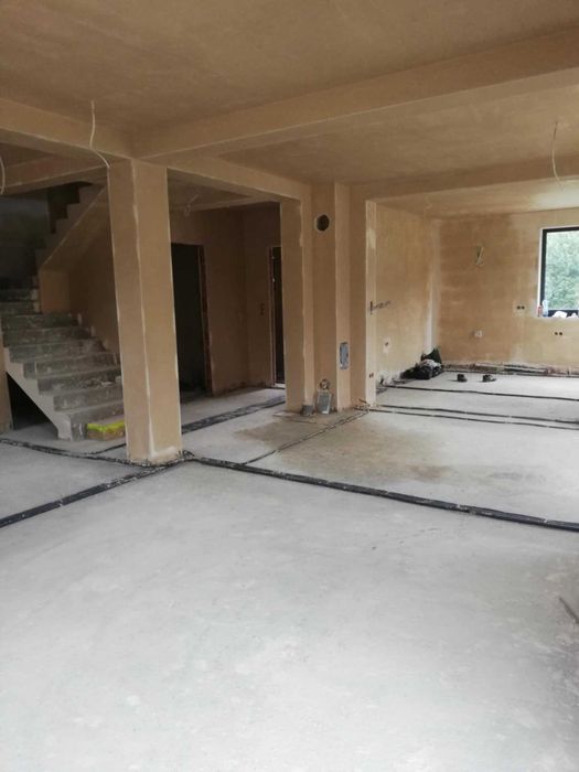 Tynki maszynowe gipsowe i cementowo wapienne.