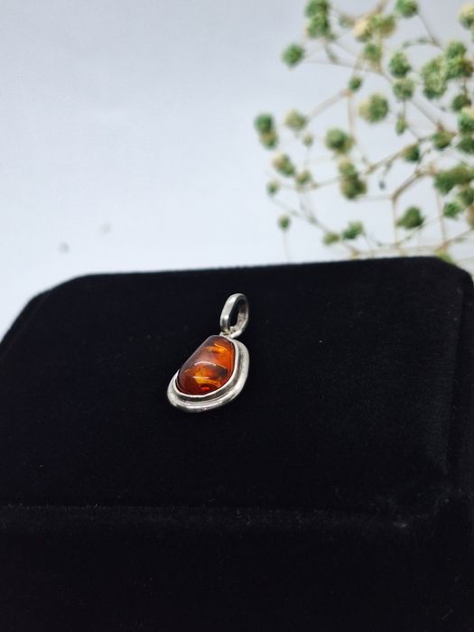Elegancka zawieszka z bursztynem ze srebra, srebro 925