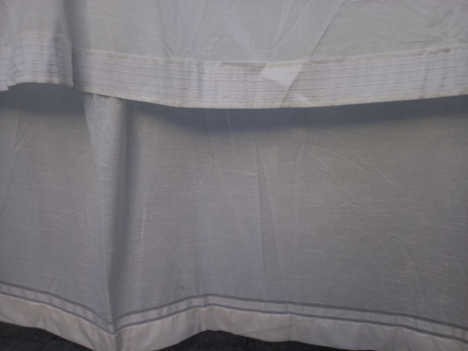 2 Cortinados em linho brancos - de Apliques
