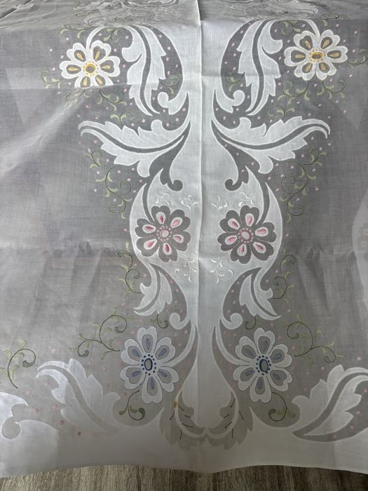 Toalha de mesa em linho e organdy com bordado da Madeira