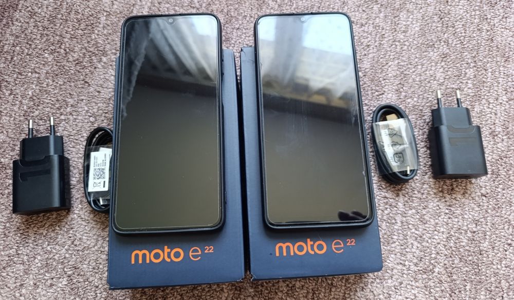 Dwa telefony Motorola E22 4+64G