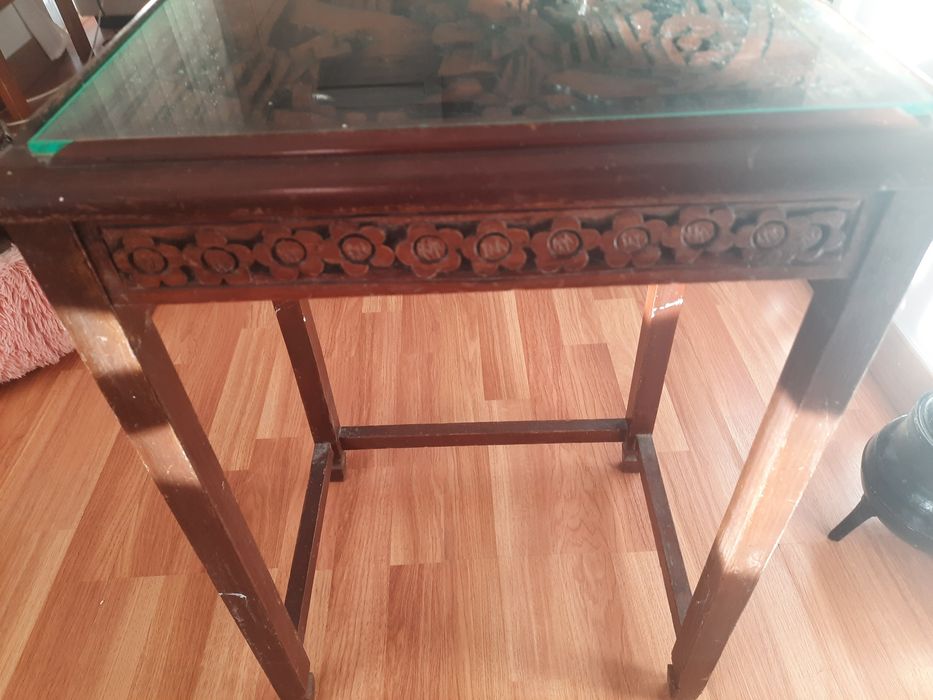 Mesa trabalhada com figuras