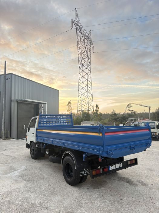 Toyota dyna 250 tribasculante ligeira