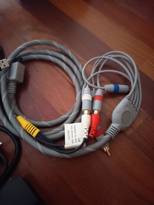 Cabo wii para tv e dois cabos vga em boas condicoes. Ligacao de video e de audio. Com 1.8 metros