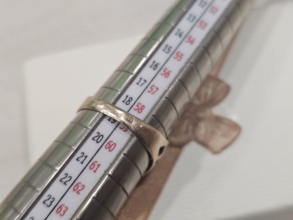 Złoty szerszy damski sygnet z WZOREM PR 583