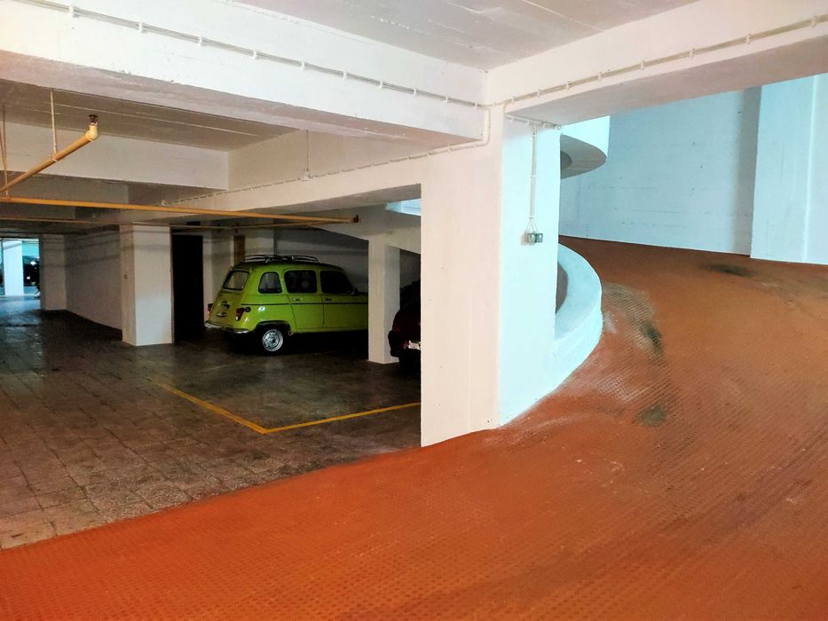Lugar de Garangem junto ao Metro Lumiar