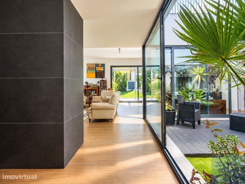 Moradia T4 com Jardim Interior em Manique