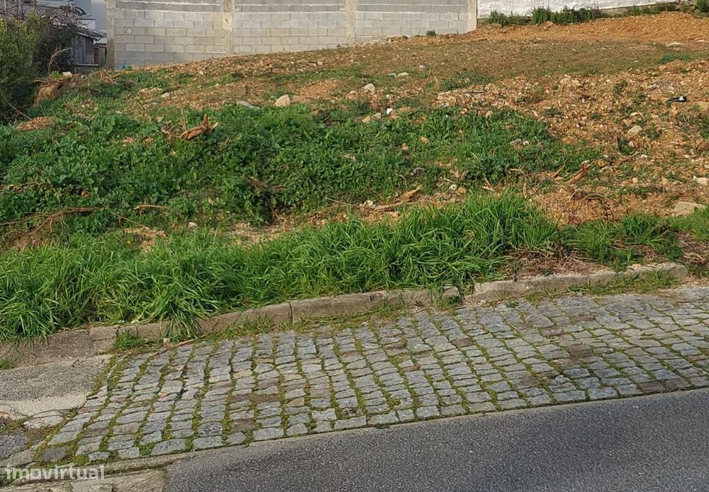 Lote para construção de moradia de 3 frentes em São Cosme, Gondomar