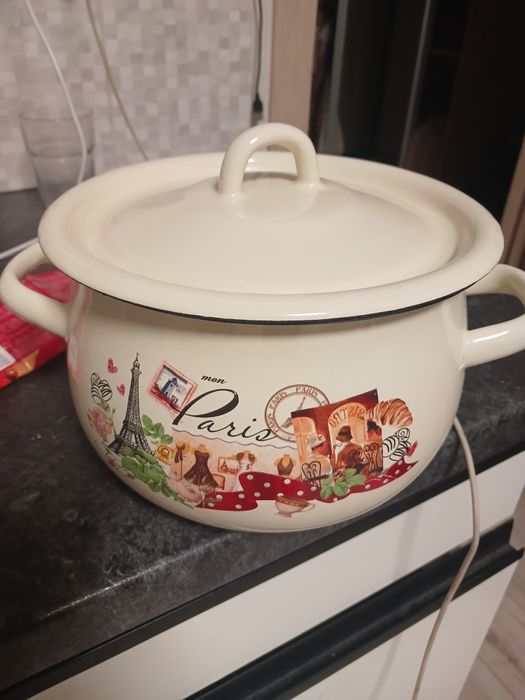 Продам кастрюлю з кришкою